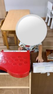 【自由に楽器に触れる機会をもつ】

ぷれらぼではカリンバ、木琴、ミニピアノ(32鍵盤)を環境構成の中に取り入れています。
音階理解ができる子どもは音階で。
木琴、ミニピアノは音階に色シールを貼って音階理解へ。
カリンバでは数字が書かれているので数字で音階理解へ。

楽譜もドレミファソラシドでできる範囲の曲を選び簡単に。

初めは自由に音を出すところからスタートして、音の大きさ、音色の差異を感じたり。
次第に楽譜を見て楽器と照らし合わせて曲を弾く。
段々と記憶が定着し、楽譜を見なくても弾くように。

大人が一方的に教えなくても環境に落とし込んでいくことで興味・関心を持って自然に取り組んでいく子どもも多いです。
通りすがりに。少しあそびの切り替えの時に。やろうと思って。
あくまで楽器をできるようにするためではないので子どもたちが必要と感じた時に支援につける環境が望ましいと感じています。

友だちや大人と一緒に音を鳴らしてみたり、友だちの演奏の様子を横から見たり、コミュニケーションのきっかけにもなっています。

#療育 
#保育
#中野区
#発達支援
#児童発達支援
#全ての学びはあそびから