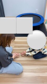 💫こまあそび💫

子どもたちの園でのあそびの聞き取りや興味関心や発達に即したあそびの検討をしました。
先週より、新しいあそびの一つとして手回しゴマ、ひも引きゴマ、紐ゴマを支援の一つに取り入れています。

子どもたちも興味を示し「なにこれー？」「どうやって回すの？」と言い、興味津々な様子でした。

手回しゴマ→ひも引きゴマ→紐ゴマの順に難易度が上がるので、各々のレベルに合わせたコマを回して楽しんでいます。
ひも引きゴマでは、長いひもを巻き付けることに、集中力が切れる様子も見られたので、個別性に合わせて集中して最後まで巻き終えることができるよう、新たに短い紐を準備してみました。
すると、「最後まで巻けた！」と短い時間なら集中して紐を巻けたことで達成感を持っている姿がみられます。

☆コマの、つまみ、軸をもつ、ひねり・回転を加える動作には、指先の分離動作が必要になります。
また、コマをつまんで力を加える際に、手に伝わる、固さや重さの感覚、回転の感覚も感じ取ることができます。

☆コマを手で回す→目で回転を追う→体験をフィードバックして次に生かすという、一連の流れが視覚と運動の協応を促進します。
☆「力を加える→コマが回る→やがて止まる」という一連の流れを体験することで、因果関係・時間の経過・変化の予測を理解でき、成功体験が達成感を高めます。
うまくいかなくても大人の補助や支援で成功体験を積み、少しずつ自分で調整ができるようになっていくので、集中力・継続力・試行錯誤する姿も見られています。

お友だちや職員と一緒に「３.２.１」で相手とタイミングを合わせてコマを回す姿が見られ、「〜くんのコマ速いね！」と加速度の違いに気付いて声をかけたり、「どうやって回すの？」とお友だちにコツを聞き、問題解決の糸口を自分から相手に伝える姿も見られています。

#療育 
#保育
#中野区
#発達支援
#児童発達支援
#全ての学びはあそびから