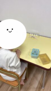 【おはじきを使って】
プットインのおはじきを使って
①おはじきプットイン
②おはじきの積み上げあそび
③指先で弾いて的に当てる(入れる)
指先の分離運動の促進や目と手の協応動作の促進など身体機能に関する成長や
物との距離感を測る空間認知能力や物自体のバランス感覚を考えたり、成功させるための試行錯誤(フィードバック)などの認知能力の向上。
個別性に合わせたあそびの中でさまざまな力を身につけていきます。
#療育
#保育士
#発達支援
#児童発達支援
#全ての学びはあそびから