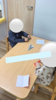 紙飛行機あそび ✨✈️
作り方は、見本や折り方の手順を視覚的に示しながら伝えています。「次はここを折るよ」と一緒に確認することで、見通しを持ちながら安心して取り組めるよう支援しています。
好きな色の折り紙を選び、何度も作ったことのある子どもは、折り方にもすっかり慣れて上手に折る姿が見られました。
飛ばしてみると、
「あれ?まっすぐ飛ばない…」
そんな時は、自分で作った紙飛行機を見直して、
「アイロンできてるかな?」「折り方は合っているかな?」と大人と確認をしたり、見直したりしています。
もう一度折り直して飛ばすと、
「まっすぐとんだ!」と嬉しそうな表情が😆
ジャンプ台から友だちと一緒に「せーの!」の掛け声に合わせて飛ばしたり、
どこまで飛んだか見合ったりと、自然と協調性やコミュニケーションの力も育まれています。
折れない子どもには
「教えてあげるよ」「アイロンするとよくとぶんだよ」と
優しく声をかける姿も✨
あそびの中で、
考える力(振り返り)・指先の力(微細運動)・友だちとの関わり(社会性・コミュニケーション能力)が
たくさん育まれています🍀
#保育
#療育
#中野区
#児童発達支援
#全ての学びはあそびから
