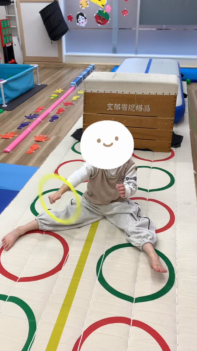 【家でもできるケンパリングを使った跳ぶ以外のあそび】
①リングくるくる(左右の手に通して)
1つのリングで交互に、2つのリングで両手に。
②投げてキャッチ
手で掴む、穴に腕を通す。
③リングに体を通す
上から通す、下から通す。
身体感覚が身についたり、左右違う動きにつながったり、生活でいうところの衣服も着脱の仕方にもつながったり、あそびと生活が連動して成長が伴っていきます😊
#療育
#保育
#発達支援
#児童発達支援
#全ての学びはあそびから